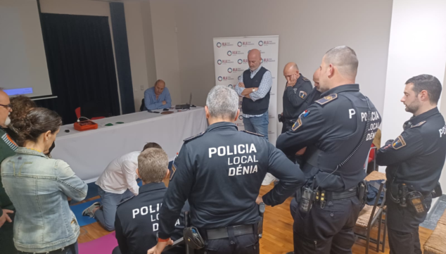 Image: The Local Police of Dénia attends the pediatric resuscitation workshops