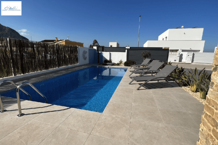 La villa dispone de cochera