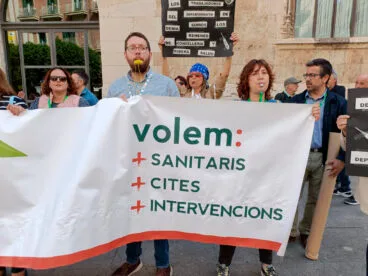 manifestacion de los sanitarios de la marina alta frente al palau de la generalitat en valencia