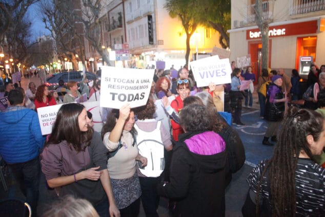 manifestacion por el dia de la dona en denia 08