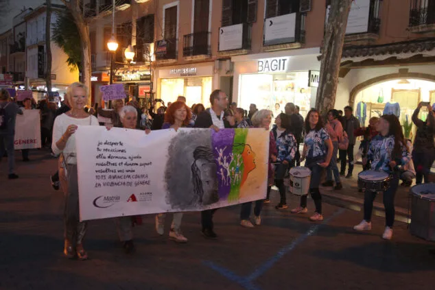 manifestacion por el dia de la dona en denia 12