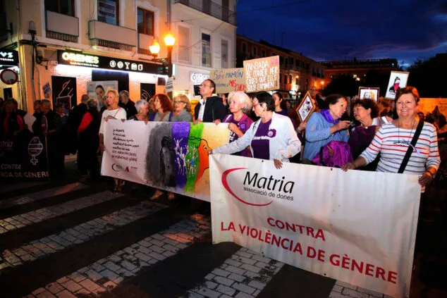 manifestacion por el dia de la dona en denia 18