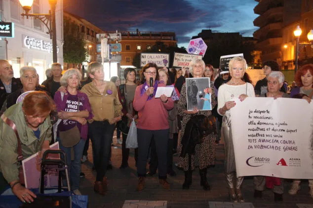 manifestacion por el dia de la dona en denia 23