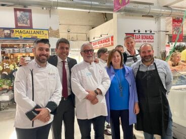 mazon y font en el mercat de denia junto a los heladeros