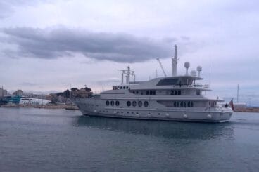 megayate maridome enntrando en el puerto de denia
