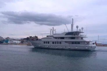 Megayate Maridome enntrando en el puerto de Dénia