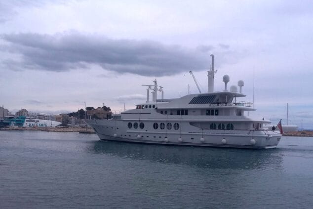 Imagen: Megayate Maridome enntrando en el puerto de Dénia