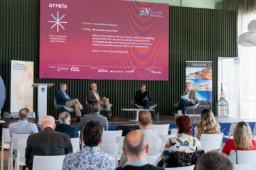 mesa de dialogo en el forum arrels del denia festival de les humanitats