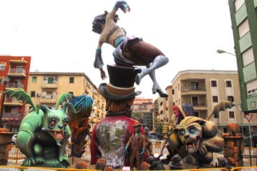 monumento de la falla diana de 2022 bajo el cielo encapotado