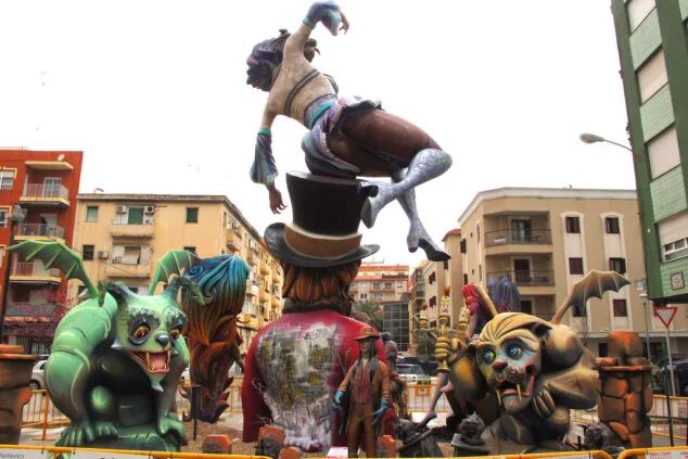 Imagen: Monumento de la falla Diana de 2022 bajo el cielo encapotado