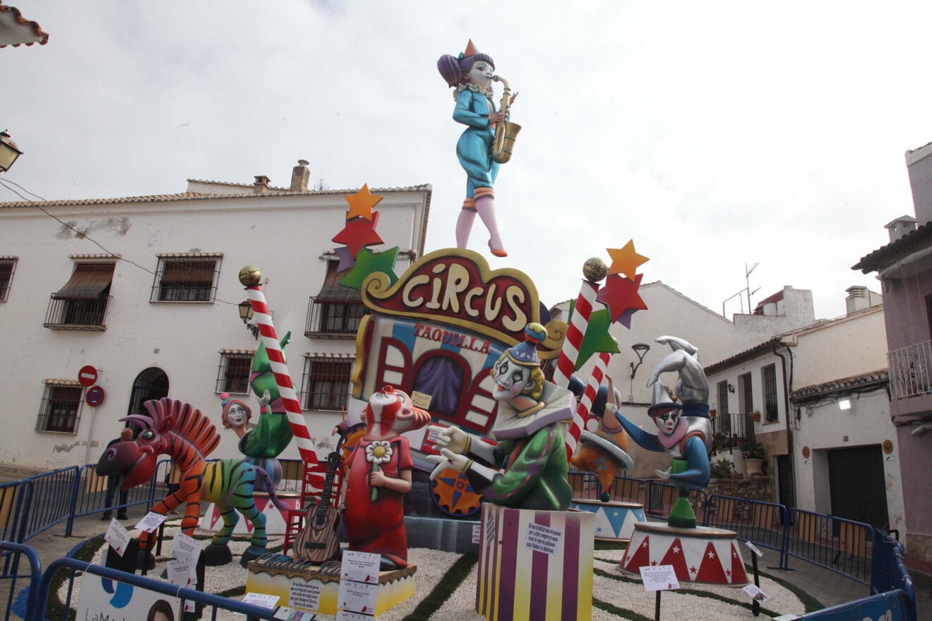Monumento de la falla Les Roques 2023 de día