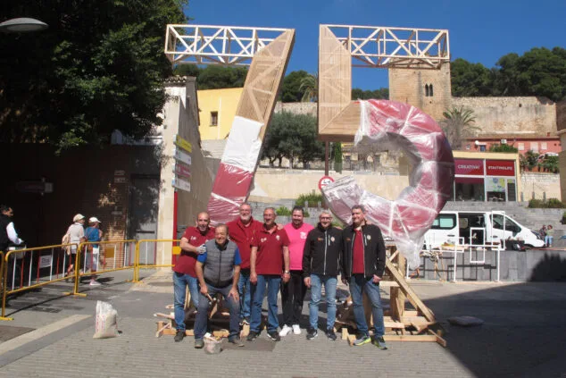 La Junta Local Fallera responde a París Pedrera y lamenta las «desafortunadas acusaciones» 1 Imagen: Monumento de la Junta Local Fallera de Dénia este 2023