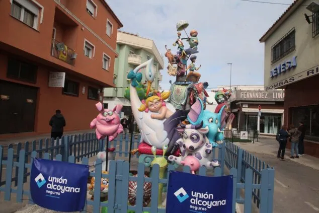 Todos los monumentos infantiles de las Fallas de Dénia 2023, ordenados por premios 19 Imagen: Monumento infantil 2023 de la falla Darrere del Castell
