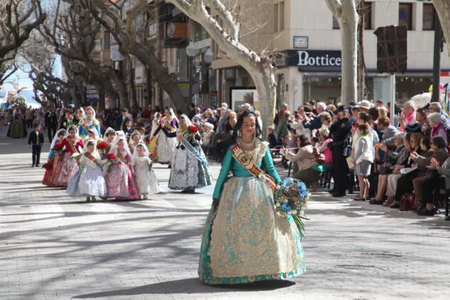 Dénia celebra la ofrenda de flores de las Fallas, en una jornada llena de color y tradición 102 ofrenda de fallas en denia de 2023 03