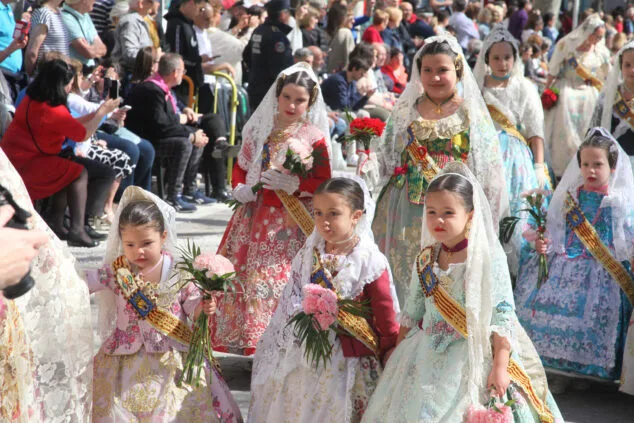 Dénia celebra la ofrenda de flores de las Fallas, en una jornada llena de color y tradición 96 ofrenda de fallas en denia de 2023 09