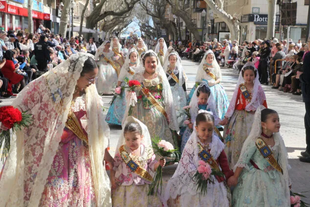 Dénia celebra la ofrenda de flores de las Fallas, en una jornada llena de color y tradición 95 ofrenda de fallas en denia de 2023 10