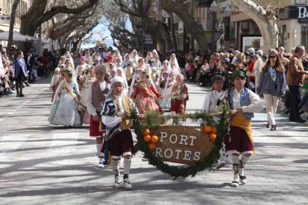 Dénia celebra la ofrenda de flores de las Fallas, en una jornada llena de color y tradición 89 ofrenda de fallas en denia de 2023 16