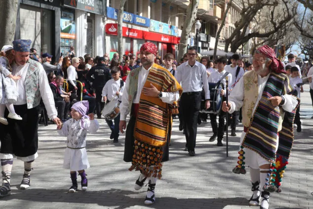 Dénia celebra la ofrenda de flores de las Fallas, en una jornada llena de color y tradición 84 ofrenda de fallas en denia de 2023 22