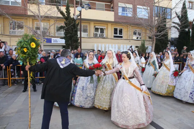 Dénia celebra la ofrenda de flores de las Fallas, en una jornada llena de color y tradición 79 ofrenda de fallas en denia de 2023 27