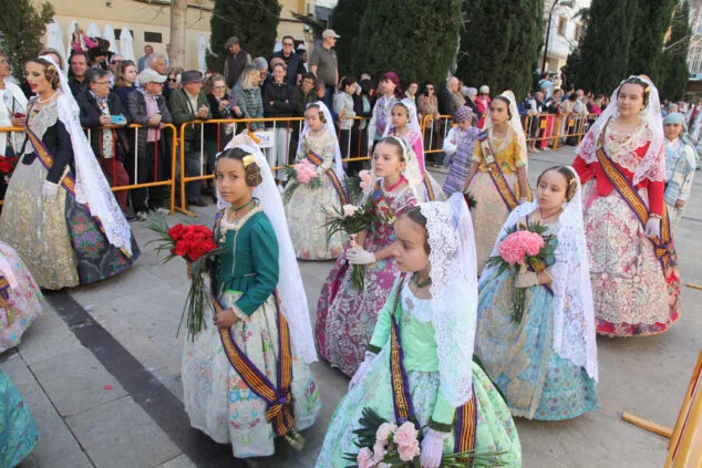 Dénia celebra la ofrenda de flores de las Fallas, en una jornada llena de color y tradición 75 ofrenda de fallas en denia de 2023 31