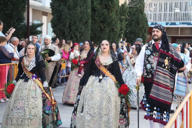 Dénia celebra la ofrenda de flores de las Fallas, en una jornada llena de color y tradición 71 ofrenda de fallas en denia de 2023 35