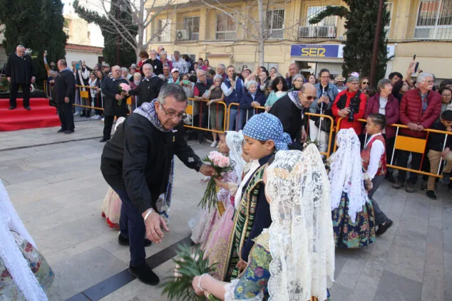 Dénia celebra la ofrenda de flores de las Fallas, en una jornada llena de color y tradición 68 ofrenda de fallas en denia de 2023 38