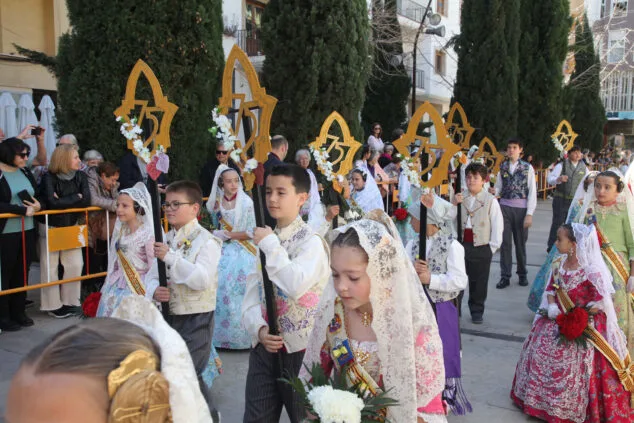 Dénia celebra la ofrenda de flores de las Fallas, en una jornada llena de color y tradición 60 ofrenda de fallas en denia de 2023 46