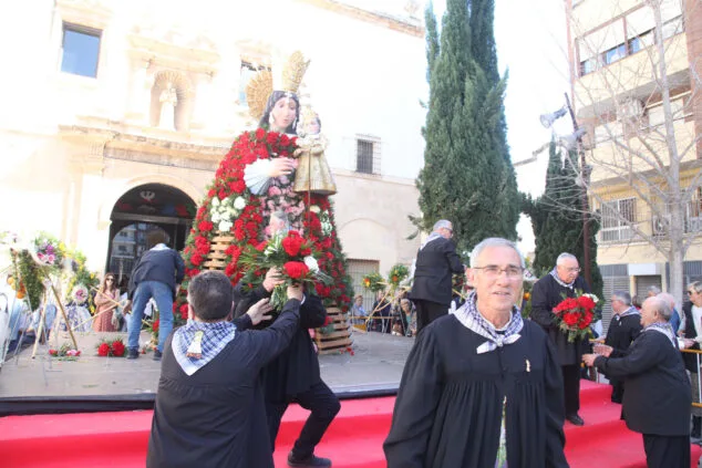 Dénia celebra la ofrenda de flores de las Fallas, en una jornada llena de color y tradición 59 ofrenda de fallas en denia de 2023 47