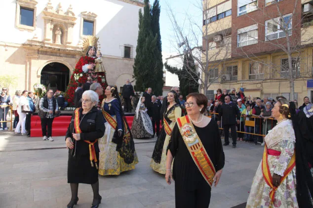 Dénia celebra la ofrenda de flores de las Fallas, en una jornada llena de color y tradición 56 ofrenda de fallas en denia de 2023 50