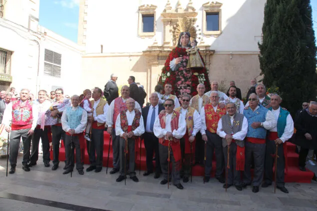 Dénia celebra la ofrenda de flores de las Fallas, en una jornada llena de color y tradición 52 ofrenda de fallas en denia de 2023 54