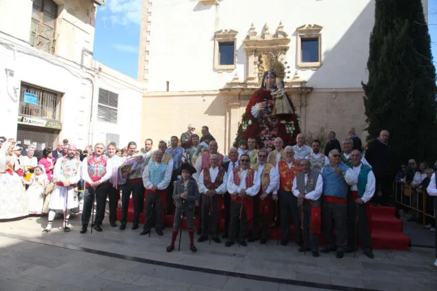 Dénia celebra la ofrenda de flores de las Fallas, en una jornada llena de color y tradición 51 ofrenda de fallas en denia de 2023 55