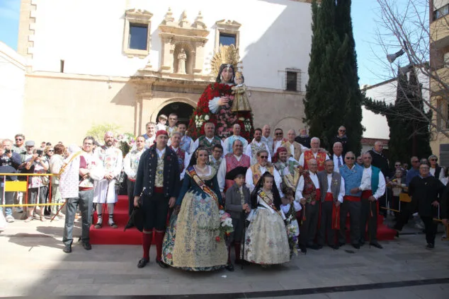 Dénia celebra la ofrenda de flores de las Fallas, en una jornada llena de color y tradición 49 ofrenda de fallas en denia de 2023 57
