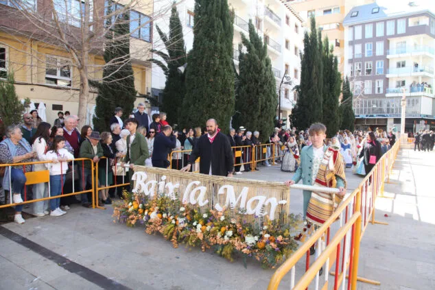Dénia celebra la ofrenda de flores de las Fallas, en una jornada llena de color y tradición 48 ofrenda de fallas en denia de 2023 58