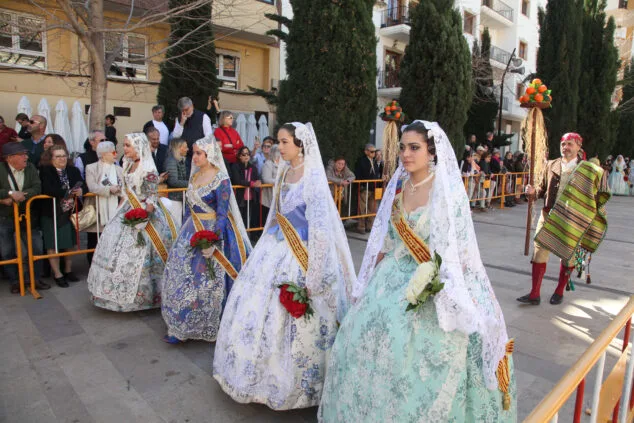 Dénia celebra la ofrenda de flores de las Fallas, en una jornada llena de color y tradición 46 ofrenda de fallas en denia de 2023 60