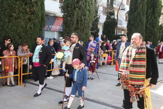 Dénia celebra la ofrenda de flores de las Fallas, en una jornada llena de color y tradición 40 ofrenda de fallas en denia de 2023 66