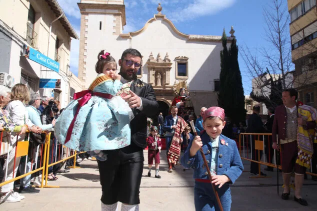 Dénia celebra la ofrenda de flores de las Fallas, en una jornada llena de color y tradición 38 ofrenda de fallas en denia de 2023 68