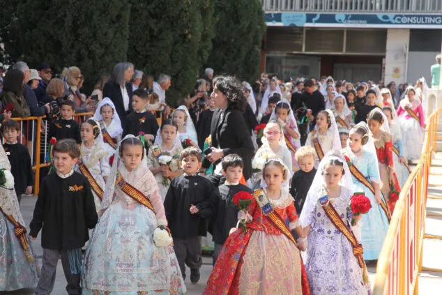 Dénia celebra la ofrenda de flores de las Fallas, en una jornada llena de color y tradición 35 ofrenda de fallas en denia de 2023 71
