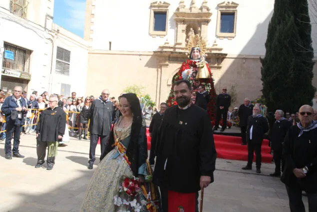 Dénia celebra la ofrenda de flores de las Fallas, en una jornada llena de color y tradición 33 ofrenda de fallas en denia de 2023 73