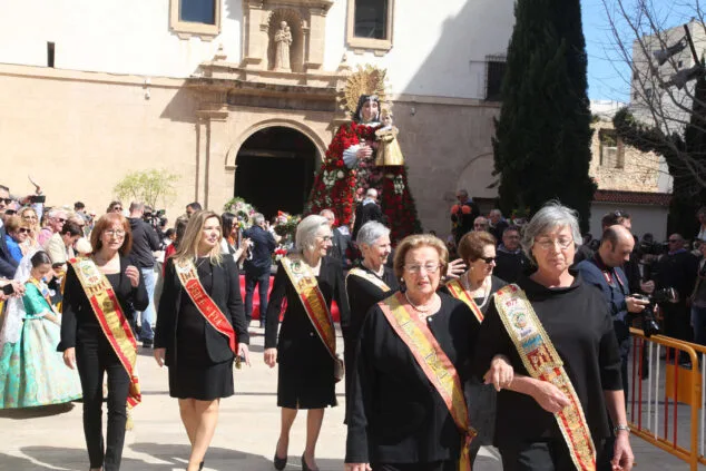 Dénia celebra la ofrenda de flores de las Fallas, en una jornada llena de color y tradición 31 ofrenda de fallas en denia de 2023 75