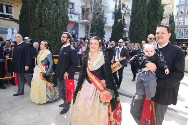 Dénia celebra la ofrenda de flores de las Fallas, en una jornada llena de color y tradición 28 ofrenda de fallas en denia de 2023 78