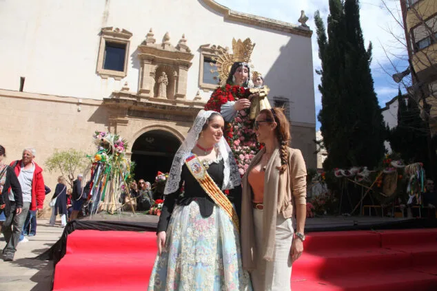 Dénia celebra la ofrenda de flores de las Fallas, en una jornada llena de color y tradición 18 ofrenda de fallas en denia de 2023 88