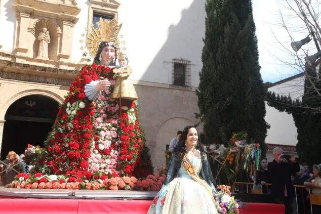 Dénia celebra la ofrenda de flores de las Fallas, en una jornada llena de color y tradición 16 ofrenda de fallas en denia de 2023 90