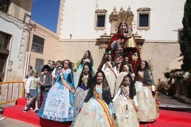 Dénia celebra la ofrenda de flores de las Fallas, en una jornada llena de color y tradición 8 ofrenda de fallas en denia de 2023 98