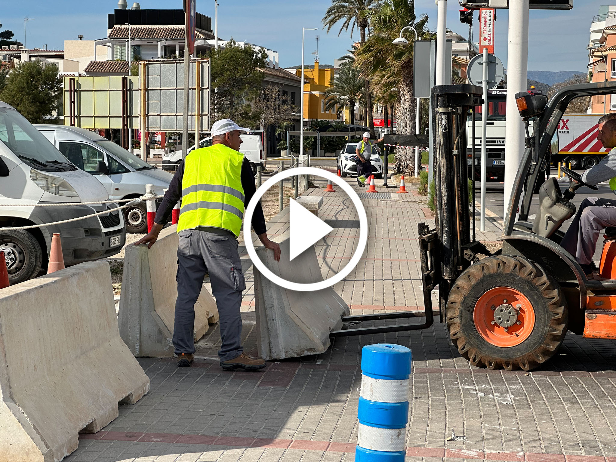 Operarios sellando la entrada del parking El Raset de Dénia