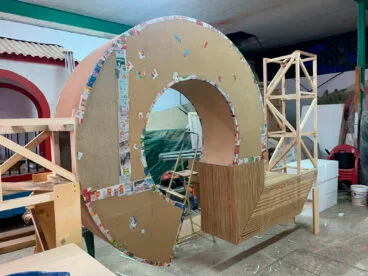 Parte del monumento de la Junta Local Fallera elaborada a mano
