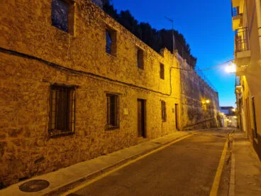 Carrer del Trinquet de Dénia por la noche