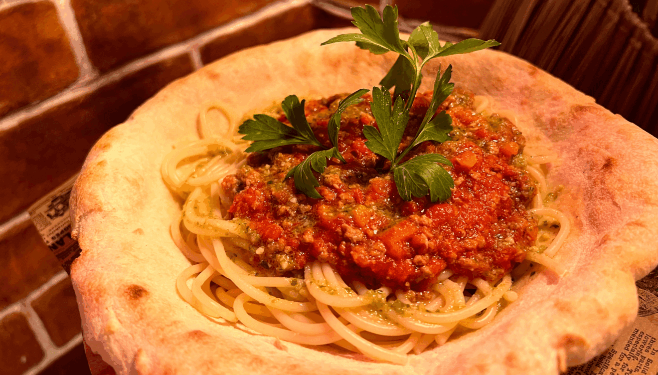 Pasta boloñesa con plato de pizza