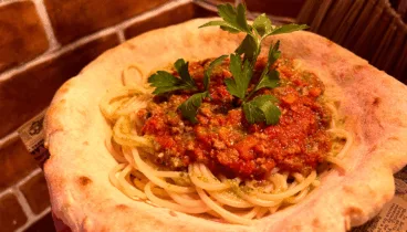 Pasta boloñesa con plato de pizza