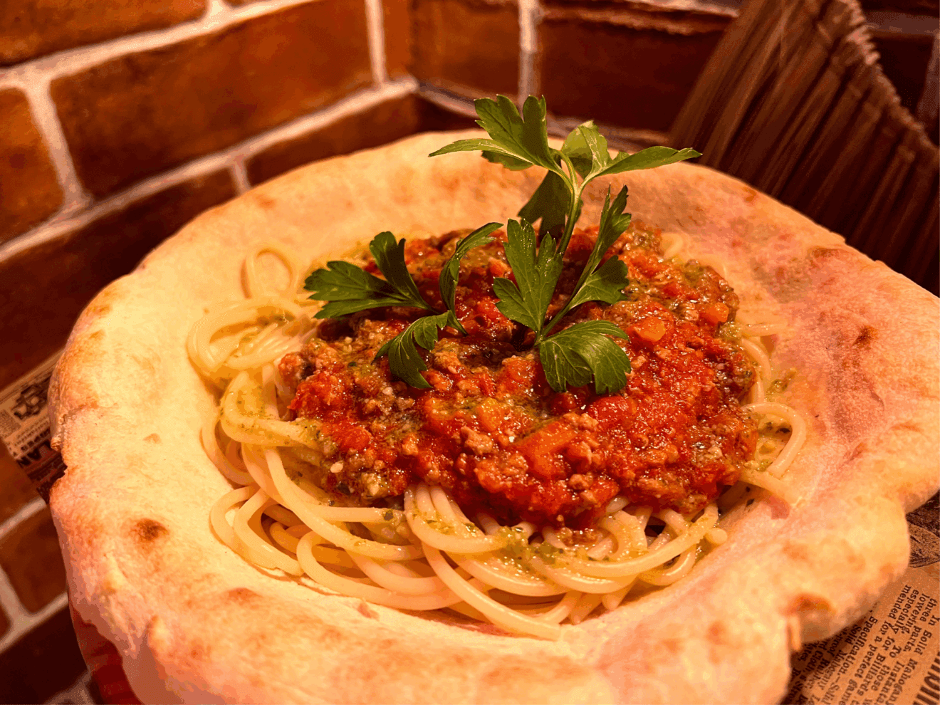Pasta boloñesa en plato de pizza