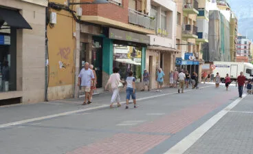 Peatones por el tramo de la calle Diana por donde antes circulaban vehículos